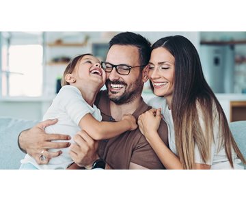 leende far, mor och dotter